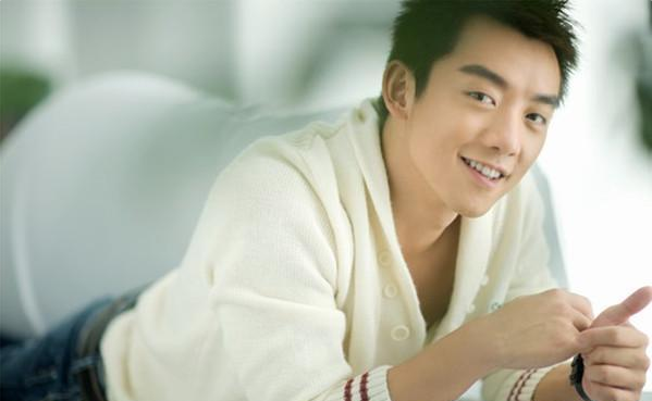 赚钱爱情两不误的郑恺：迎娶芳华女主，公司成