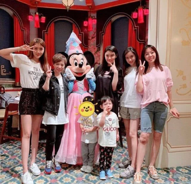 baby回应与贵妇合照站边缘：谁光线好就围过去，不介意站哪里