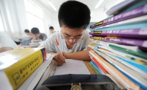 清华教授痛批语文教材：爱国名篇被删，增加的