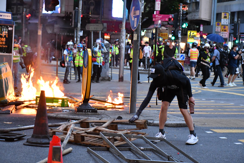 �亂港�分子想投奔英美，被罵�滾回中國�