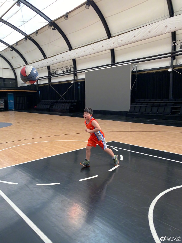 胡可曬安吉近照，學游泳，攀岩，跆拳道健身後，安吉終於瘦了