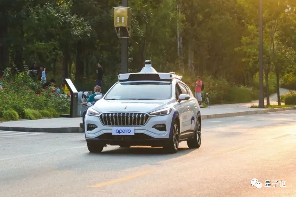 北京全无人RoboTaxi收费！一趟30块，1500人已抢座打卡