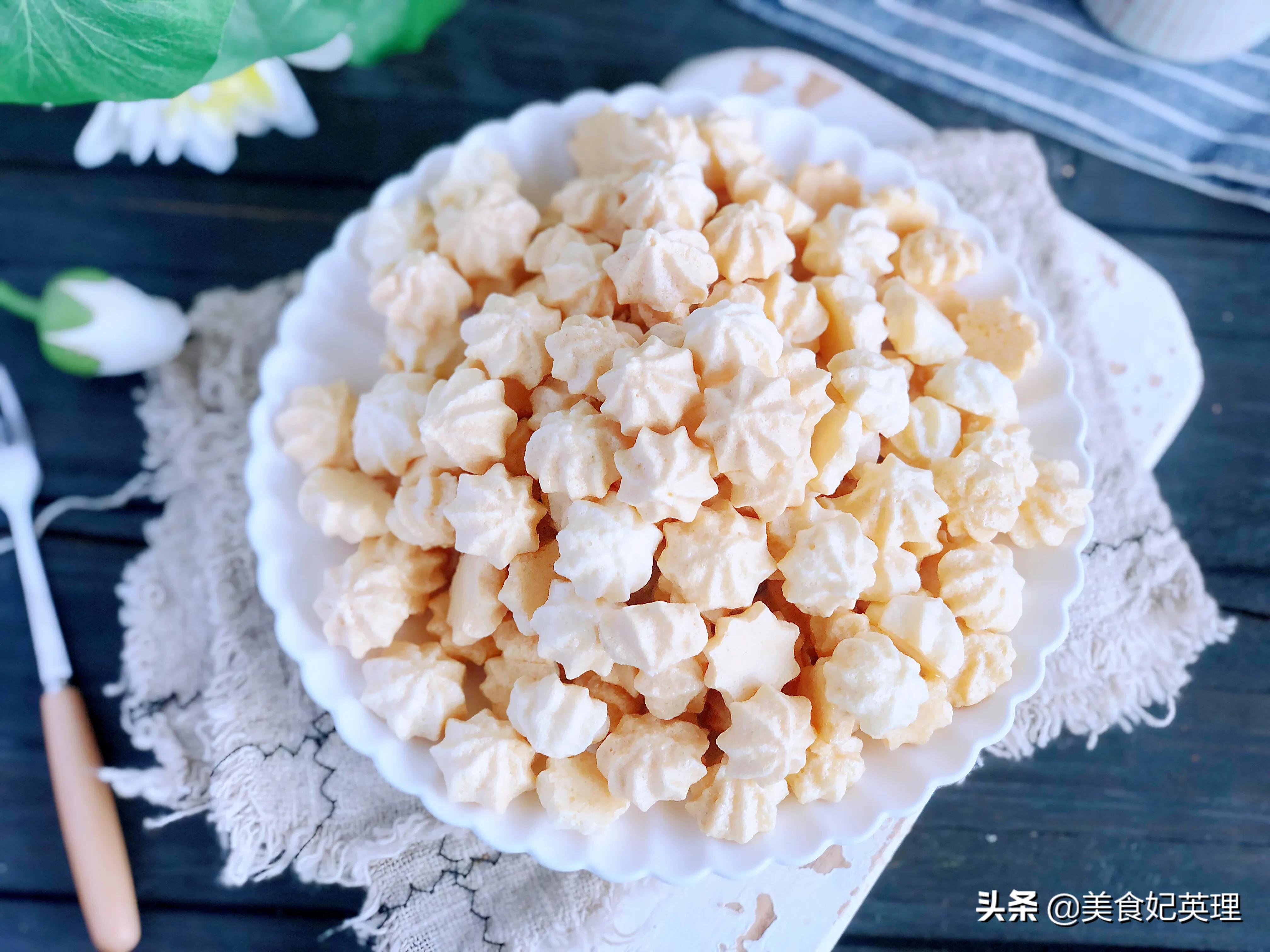 用蛋清做小零食简直太香了，两个蛋清做一堆！入口即化宝宝超喜欢