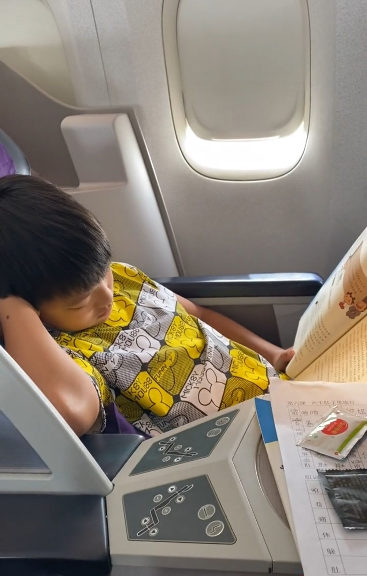 星二代太拼！叶一茜带儿子坐头等舱，孩子捧书睡过去，旁边摆满书