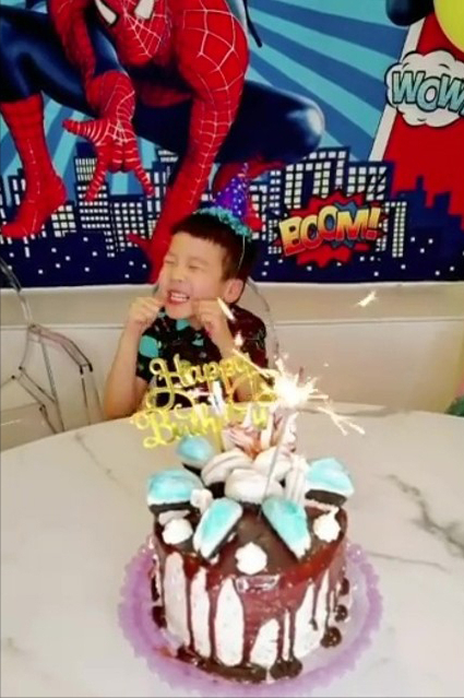 陳茵媺夫婦為次子慶生，6歲陳浩鋒手舞足蹈很興奮，全家福很溫馨