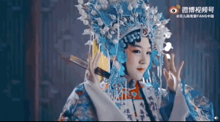 陆毅女儿再以京剧扮相出镜，贝儿造型超亮眼，举手投足尽显专业范