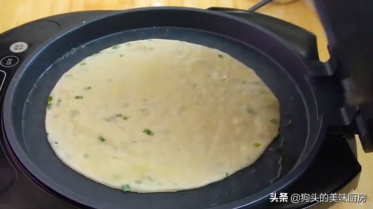 想吃蔥花餅別再買了，在家就能做，加一把蔥跟鹽，外酥裡軟，真香