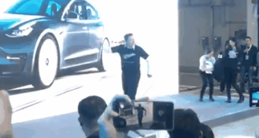 46岁差点破产，3年后成为世界首富！疯子马斯克，活该成功