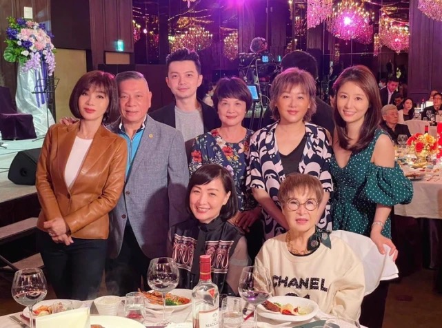 林心如4歲女兒近照曝光，穿連衣裙抱霍建華大腿撒嬌，太像洋娃娃