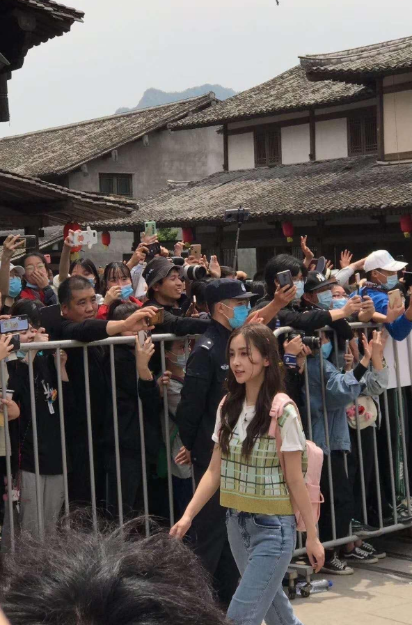 《奔跑吧》最新路透：现场少有人戴口罩，路人