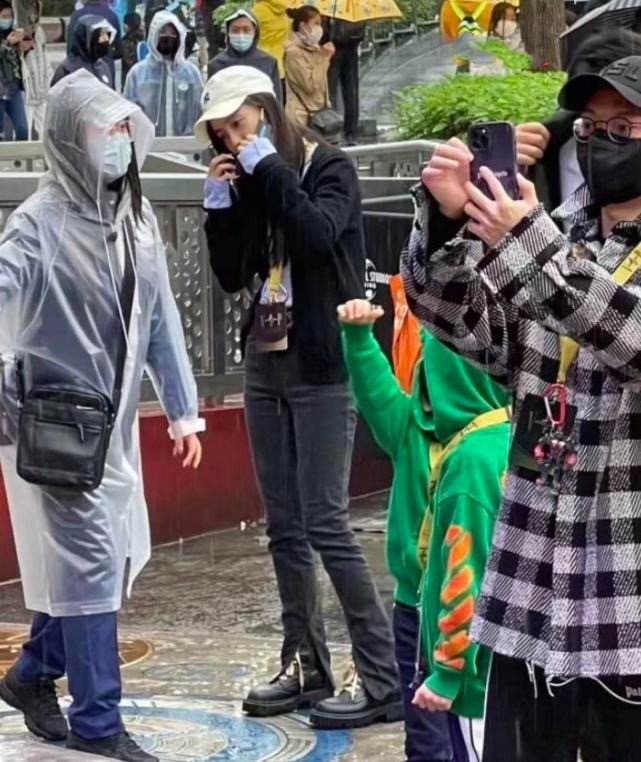 baby带儿子打卡环球影城，与威震天开心合影，母子雨中漫步超有爱