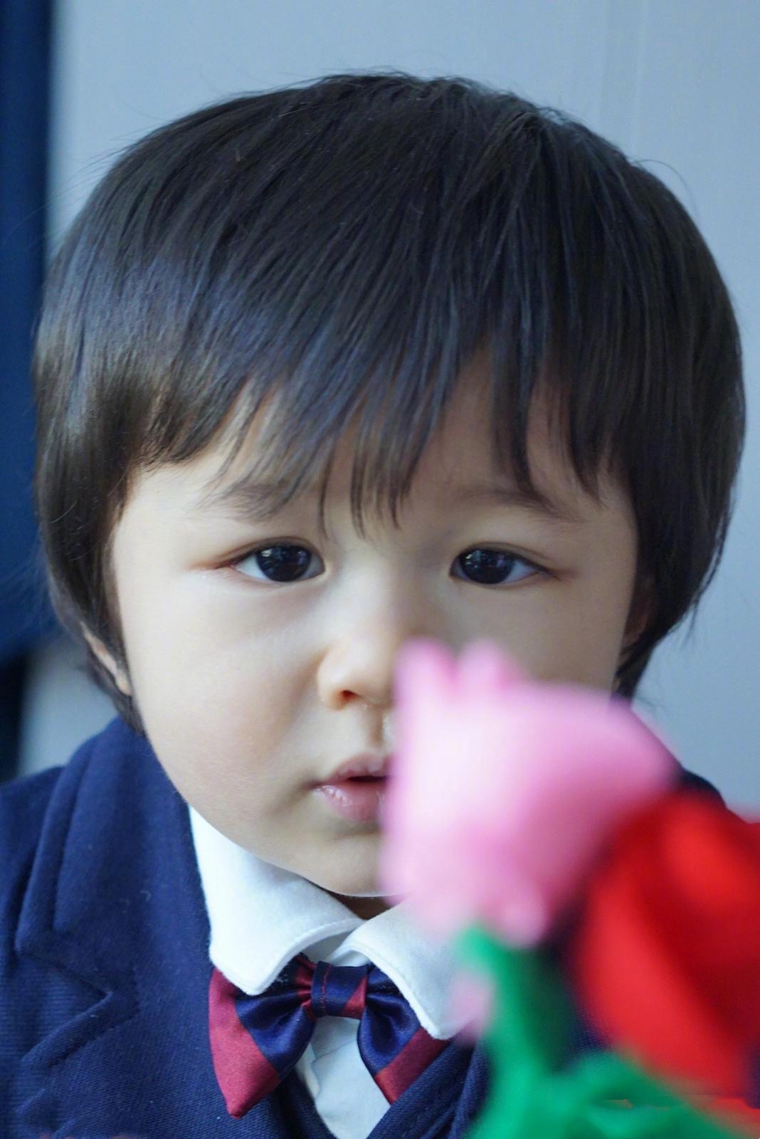 鍾嘉欣曬兒女萌照，不忘隔空表白老公，姐弟同款髮型像俄羅斯套娃