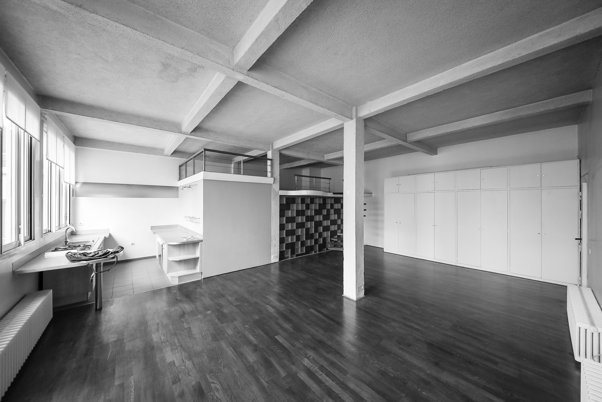 81m²巴黎公寓没有隔墙，一个中岛盒子藏起三室一卫