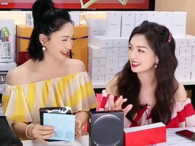 陶虹张庭真是“不老神颜”,俩闺蜜再一次合体比美,张庭哪像50