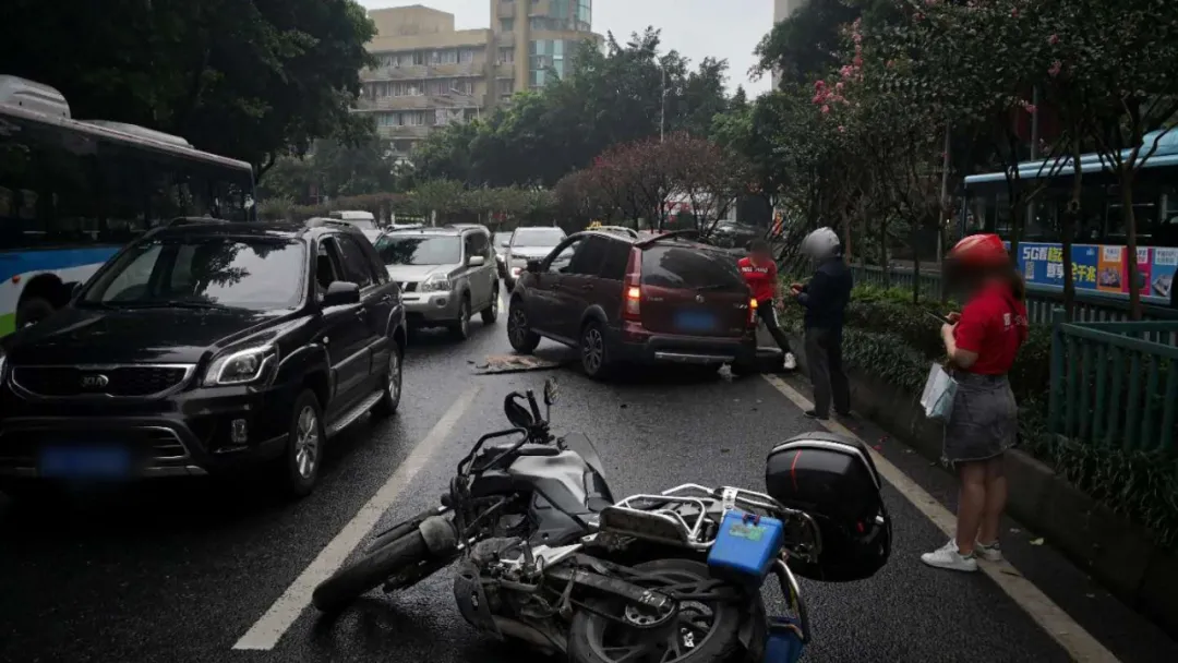 重庆|渝中警讯丨天雨路滑汽车失控挂倒摩托，驾驶员乘客车底滑过逃过一劫