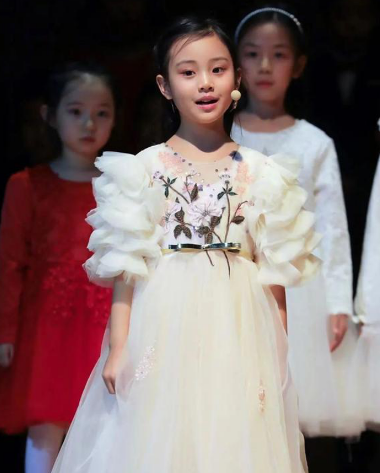 《爸爸回來了》8年後，甜馨暴風式成長，父母離婚沒耽誤她變優秀