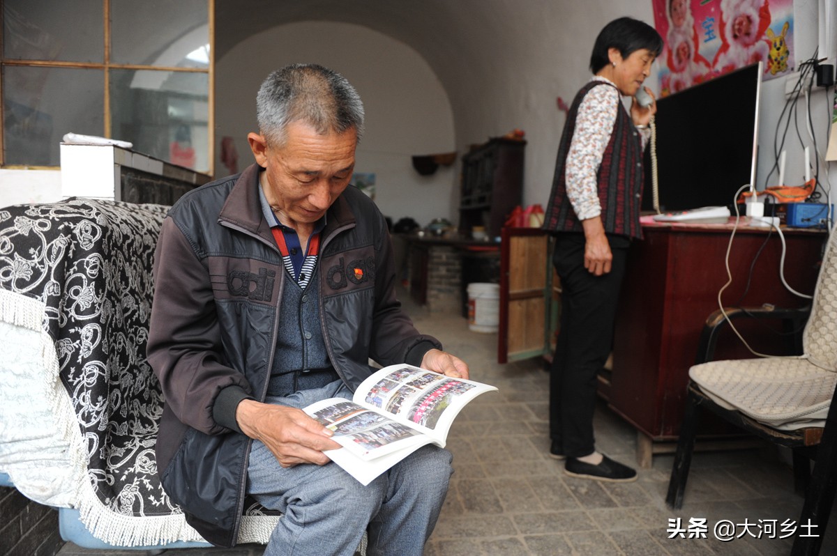 6旬夫妻图安静居山中窑洞，长3.6米土炕吸睛，挤挤可睡10人