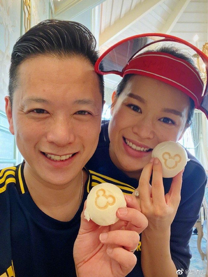 胡杏儿三儿子100天了，老公晒全家隔空合影庆祝