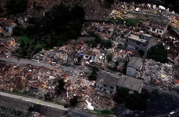 汶川地震，那位為救人叫總理給讓路的救援士兵，如今現(xiàn)狀如何？