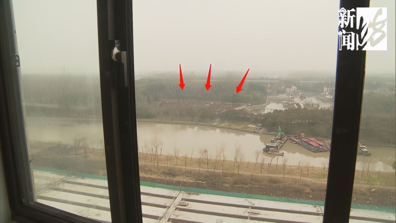 上百|河景房变墓景房!上百户居民很闹心 晚上睡觉窗也不敢开