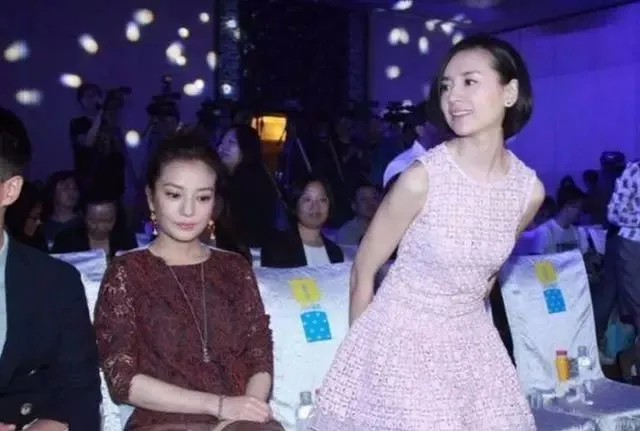 41歲趙薇與37歲董洁同框出席活動，只差4歲一個像少女一個像大媽