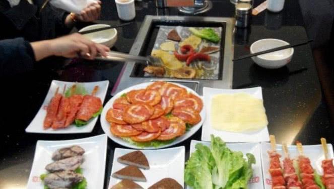 吃烤肉时服务员询问你换不换纸，其实是一种暗