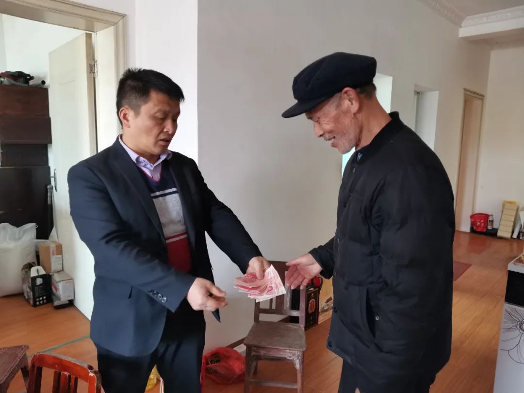黄溪口镇人大看望慰问困难人大代表