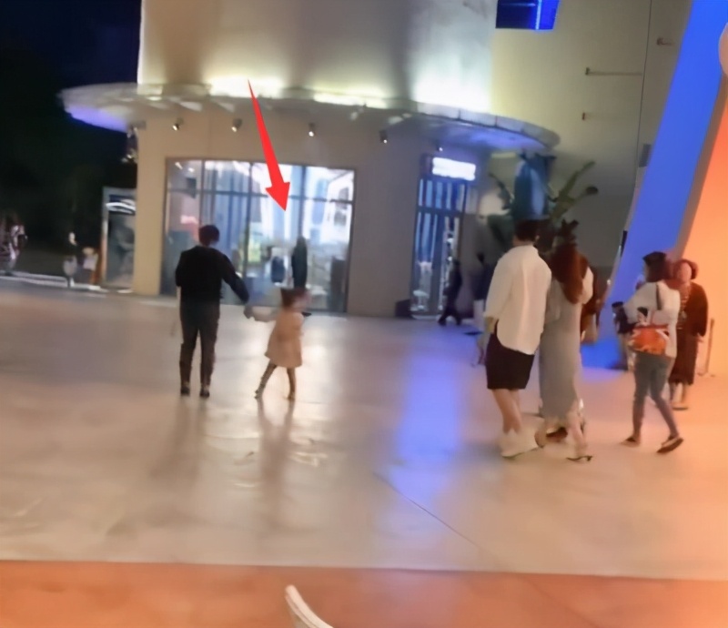 杜江和霍思燕一家出遊，神秘小女孩再現身，露側臉與霍思燕熱聊