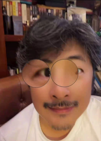 11岁王诗龄近照太美！挑染灰发气质成熟，戴定制款手链豪宅内玩狗