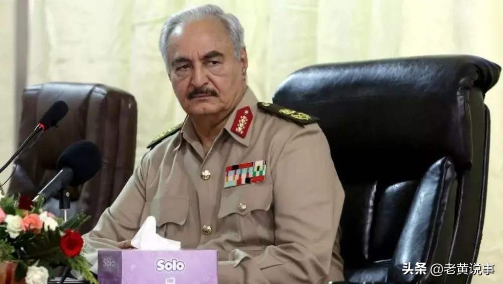 国王外出度假，银行账户突然被冻结，儿子来电：我已经继位了