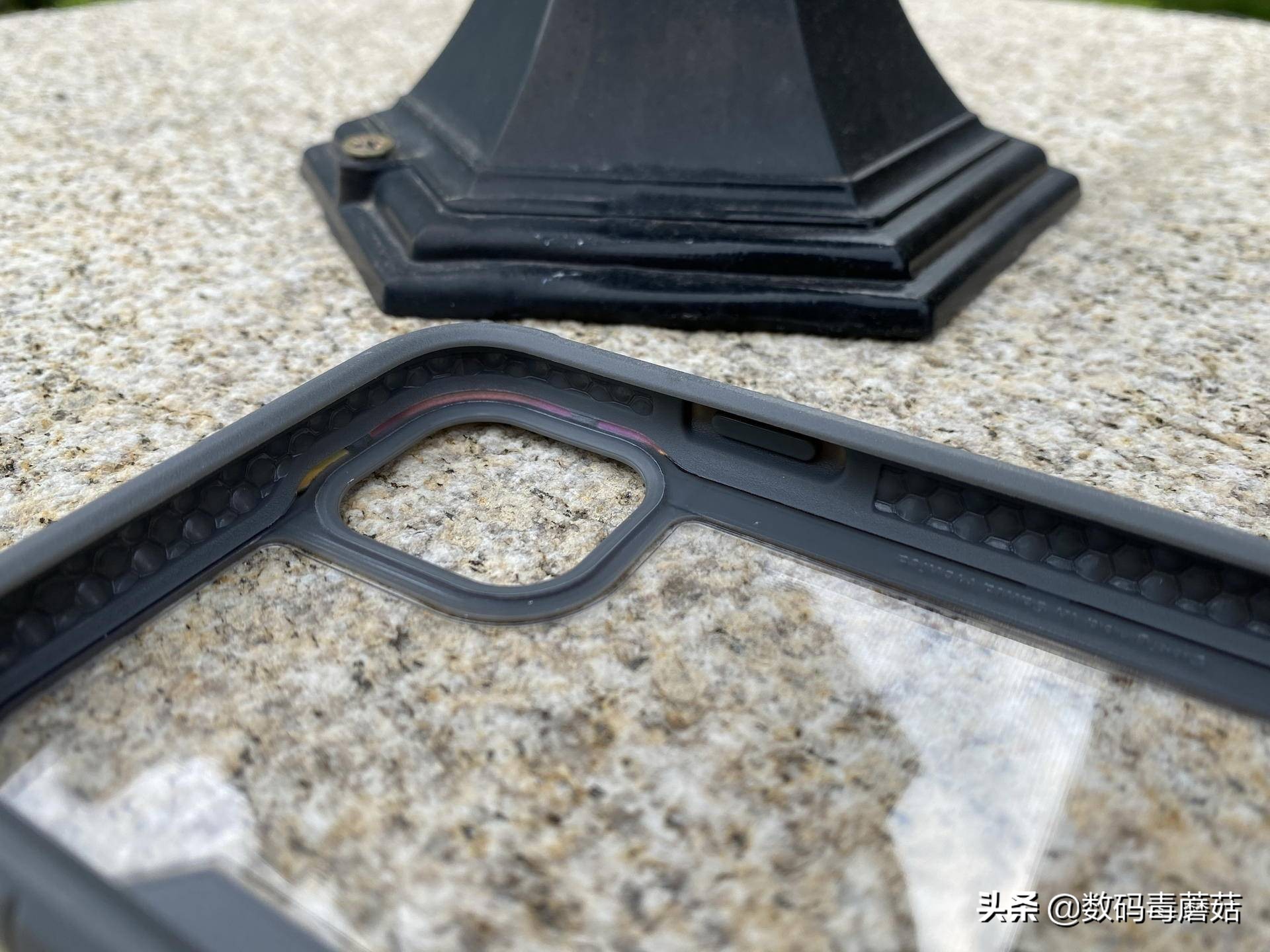 Come from the warning of 16s of evil spirit a group of things with common features: Mobile phone carapace must be bought prevent truly fall, otherwise...