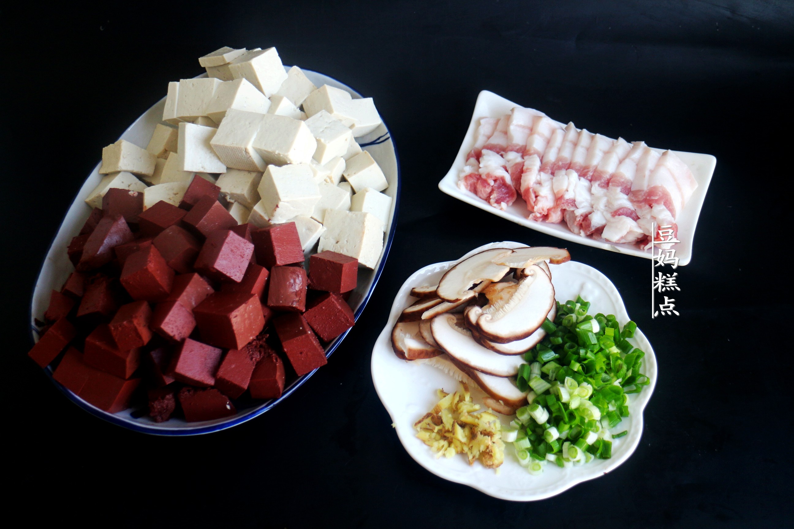 It’s almost the beginning of winter, the tofu is stewed like this, it’s warm and home-cooked, and I love it since childhood.