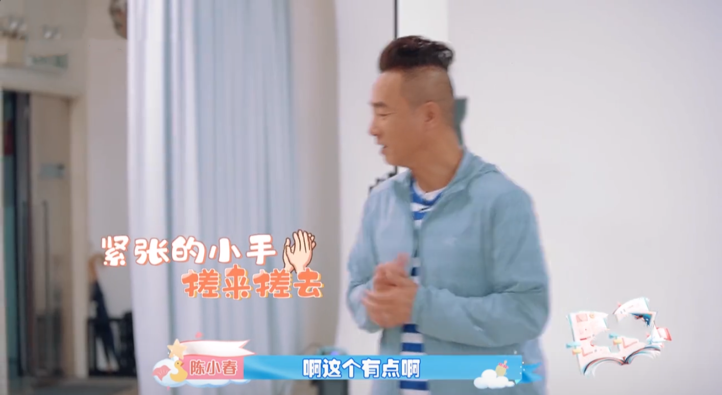 攝影小白陳小春為給應采兒、小小春、HOHO拍照，學習新技術