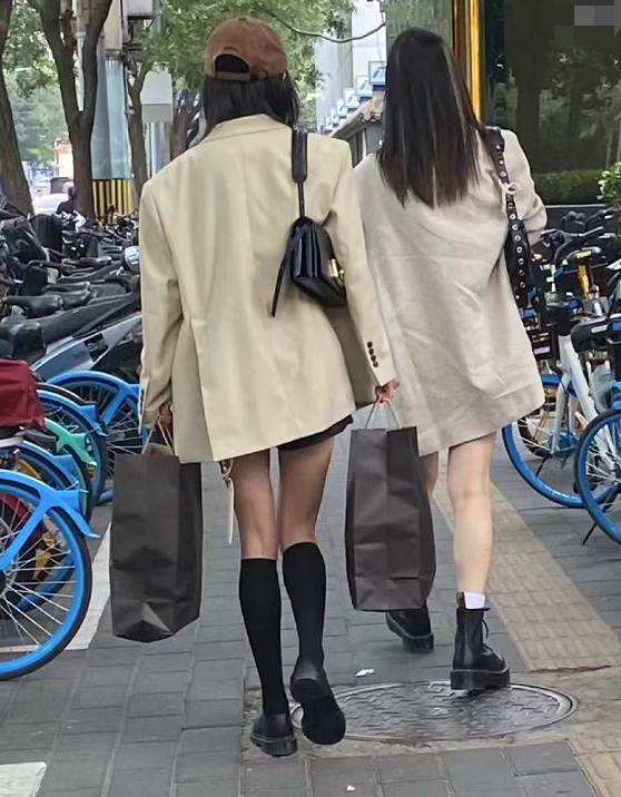 杨幂染红发逛街被拍！双腿太瘦没有腿肚子，曾被曝一次买30件衣服