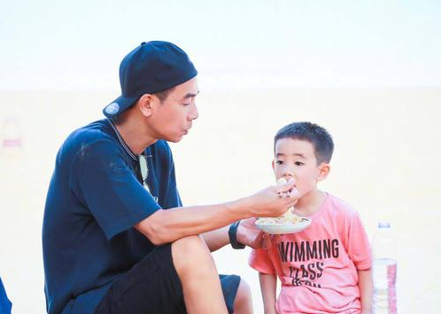 男明星带娃有多不靠谱？杜江将嗯哼当玩具，吴京差点摔掉儿子门牙