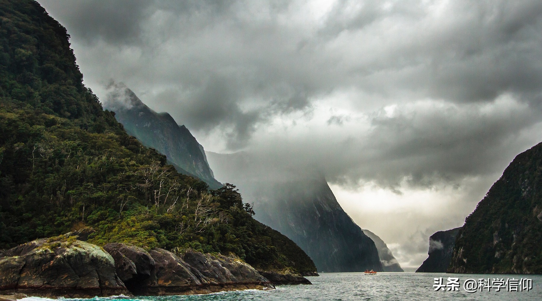 雲朵能夠飄浮在天空中是因為輕嗎？並不是，它比坦克重得多