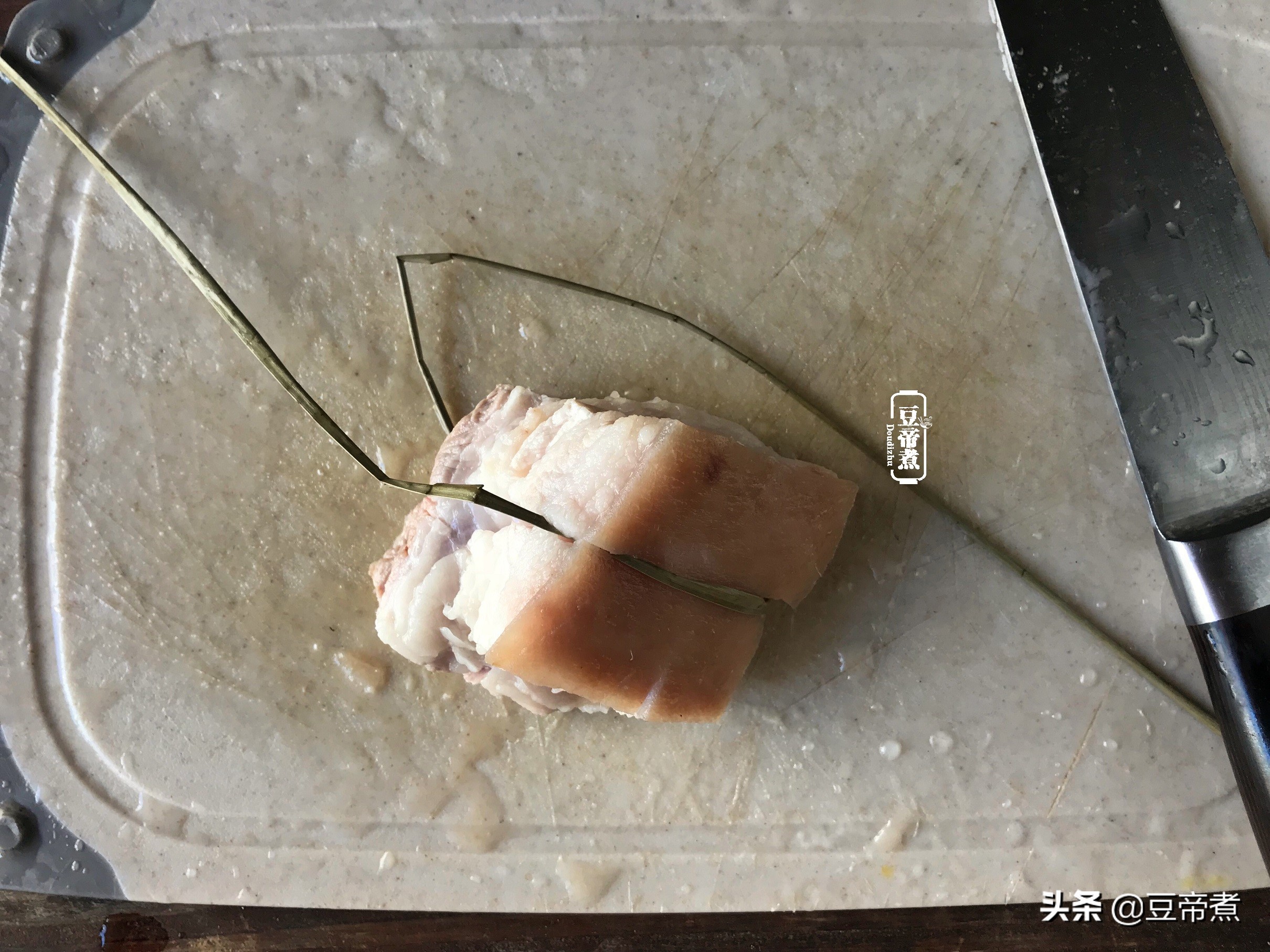 ​看看大厨是怎么做秘制东坡肉的，选料烹饪够讲究，味道就是不一样