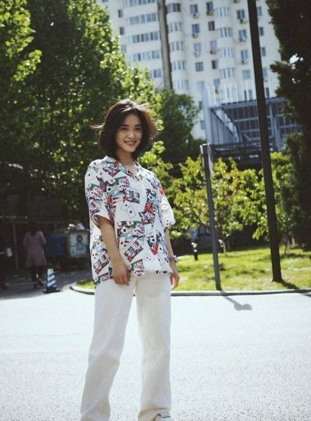 沈月机场终于穿高跟鞋，格纹西装变总裁好霸气