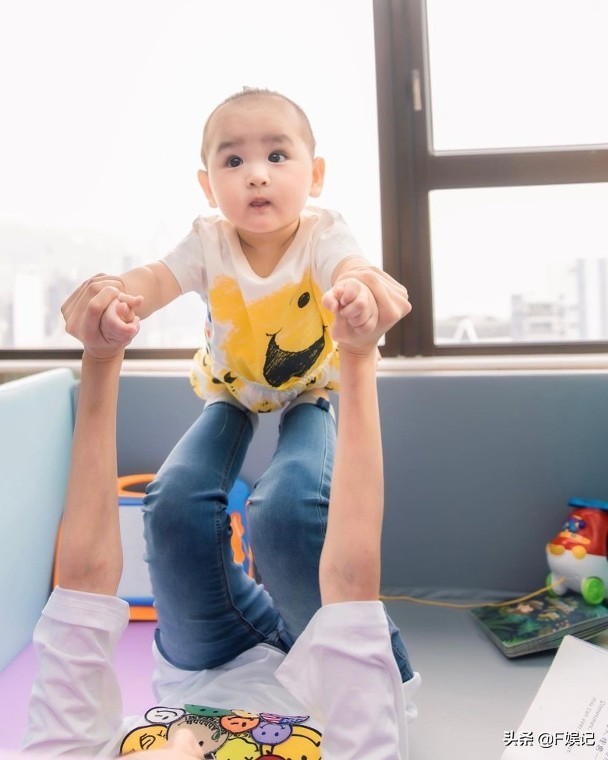 鄭嘉穎夫婦帶大兒子遊玩散步兒子趴在池邊玩水陳凱琳緊張地扶著