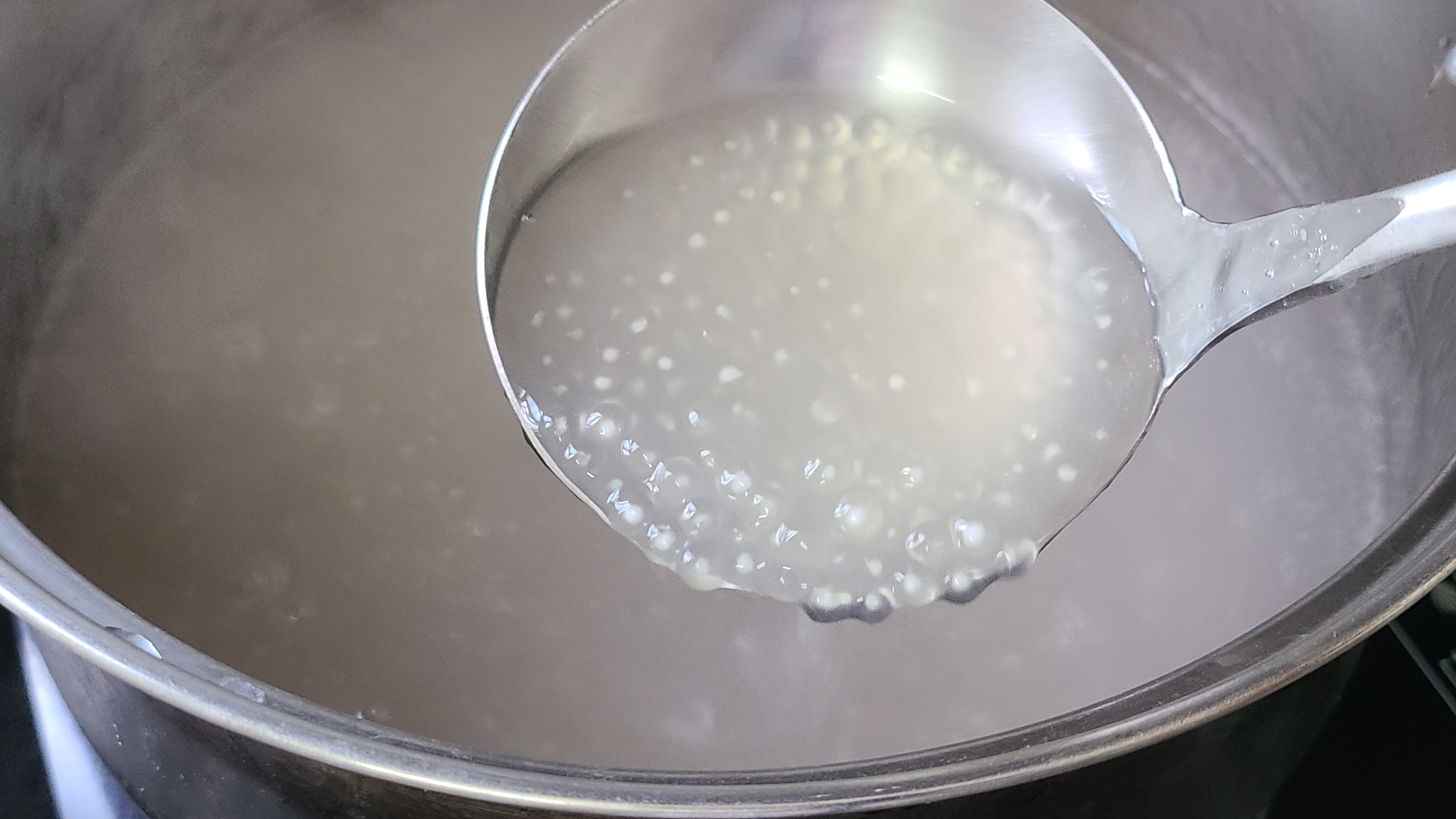 水果西米露，是廣東人夏天經常吃的一道美食，冰涼好喝味道好
