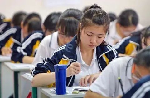 孩子作业没写完，该“熬夜写”还是“早起补”？学霸做法值得借鉴
