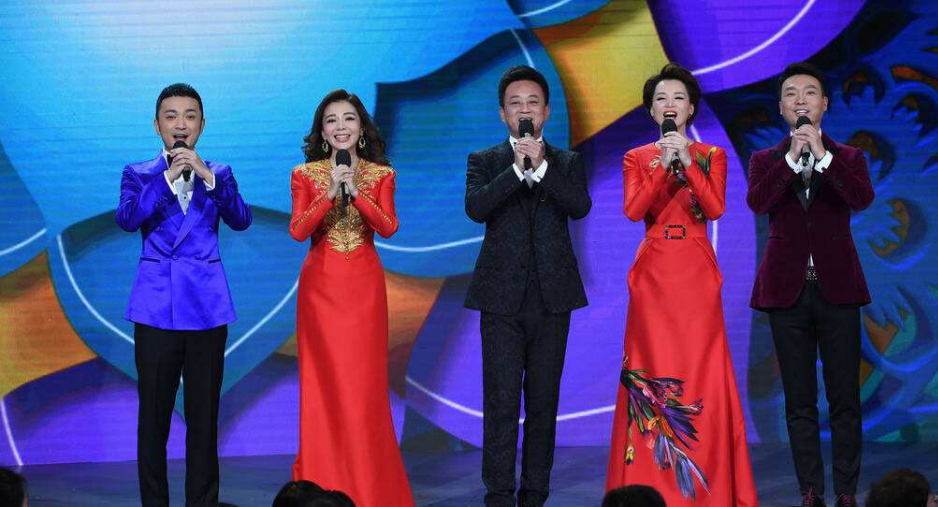 央视官宣跨年阵容湖南卫视压力大，董卿康辉主持天团完胜何炅汪涵