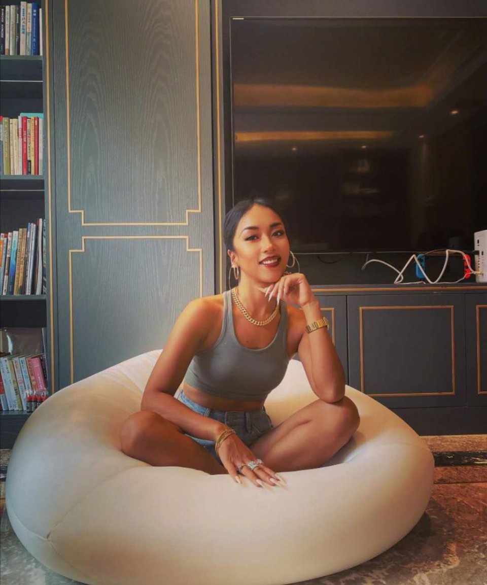 吉克隽逸与少数民族妈妈合照，两人肤色相当，传统民族服饰超惊艳