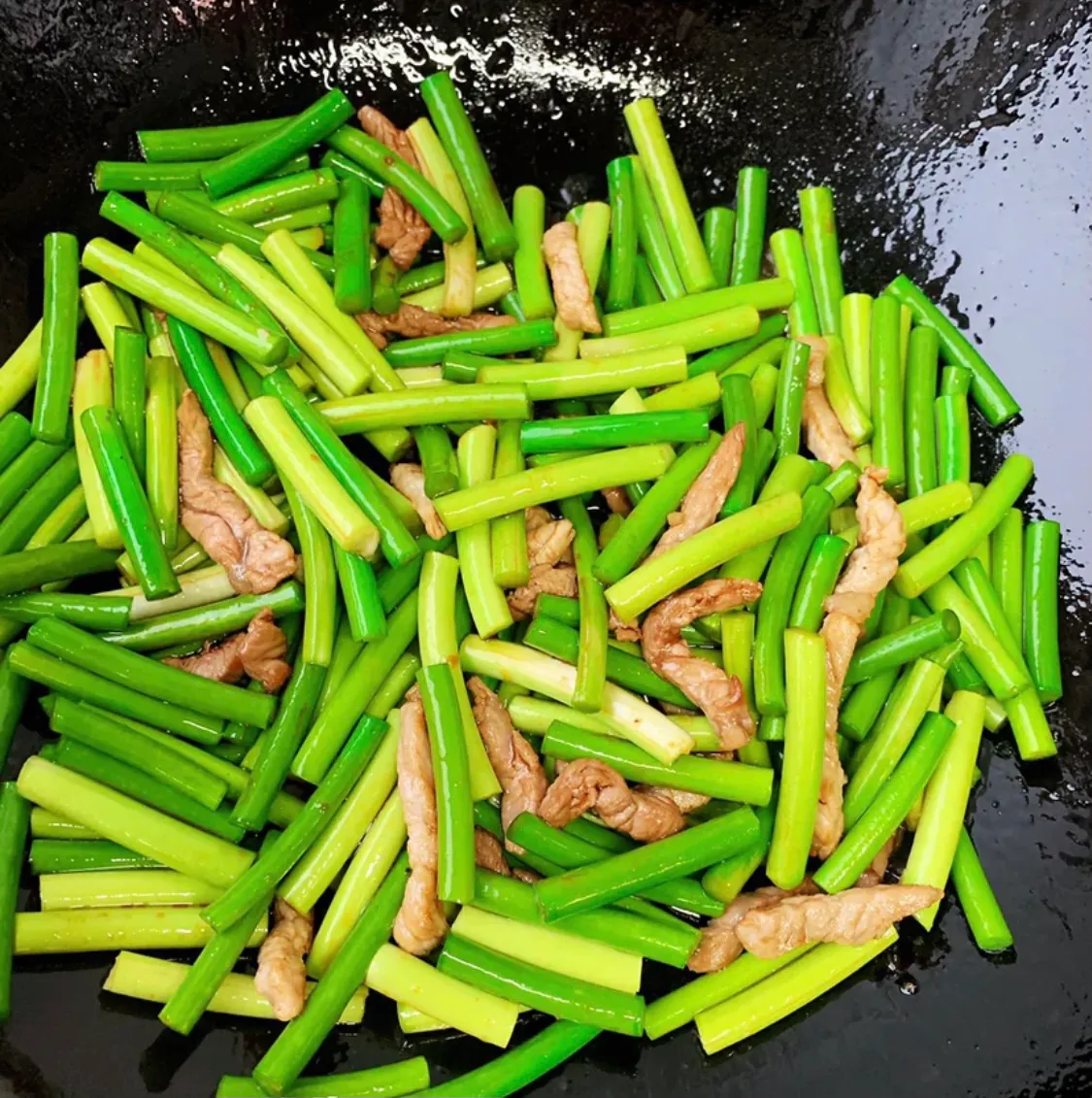 所有人都爱吃的家常菜:蒜苔炒肉 美食做法 第5张 所有人都爱吃的家常菜:蒜苔炒肉 美食做法 第5张
