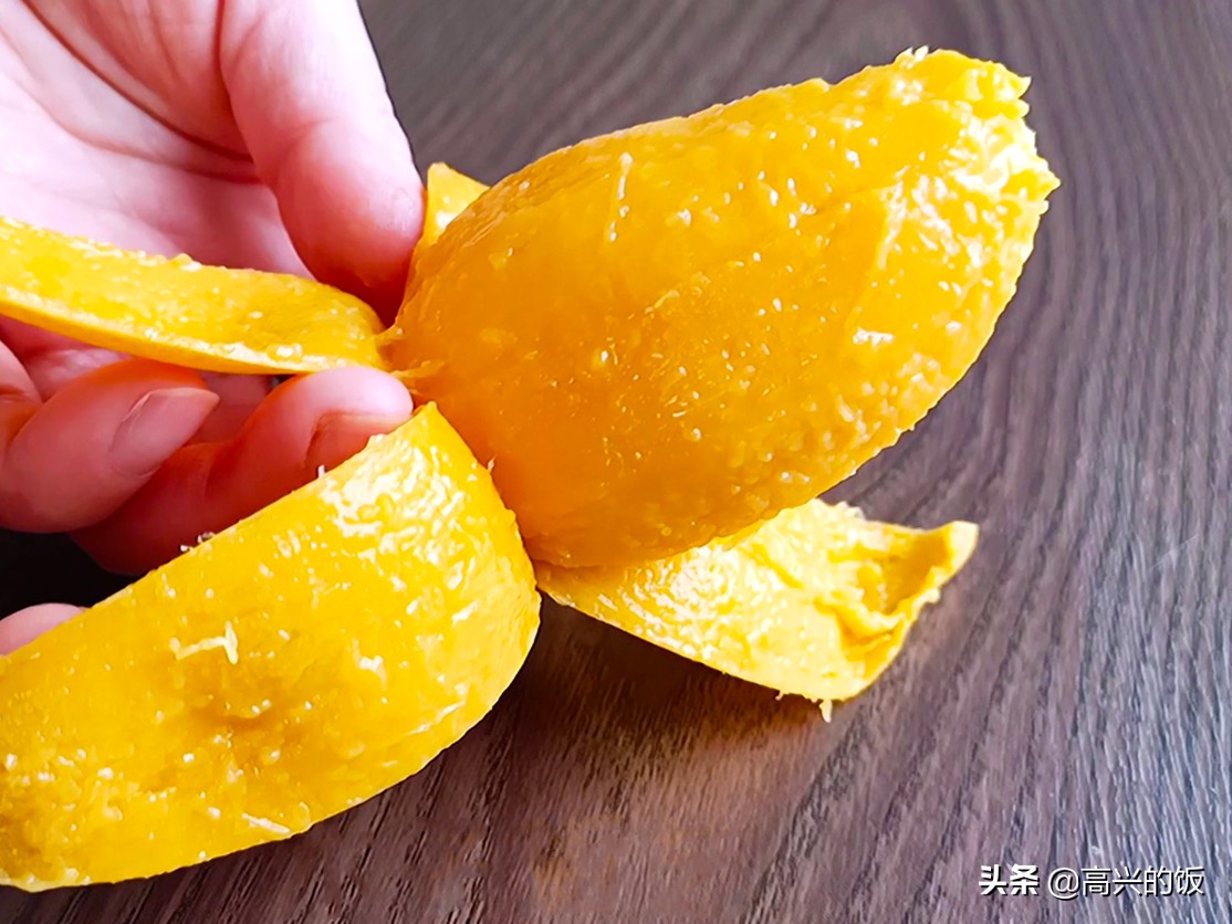 剝芒果皮很簡單，不髒手不流汁，1根筷子就搞定，這方法太棒了