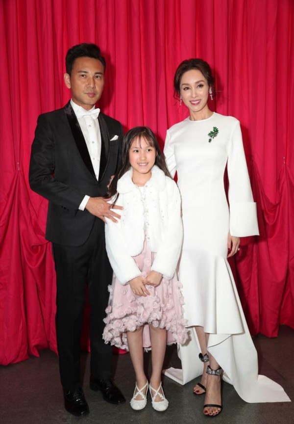 郭可盈三姐弟罕見同框，小妹罕露面，剪寸頭似男生顏值差別太大