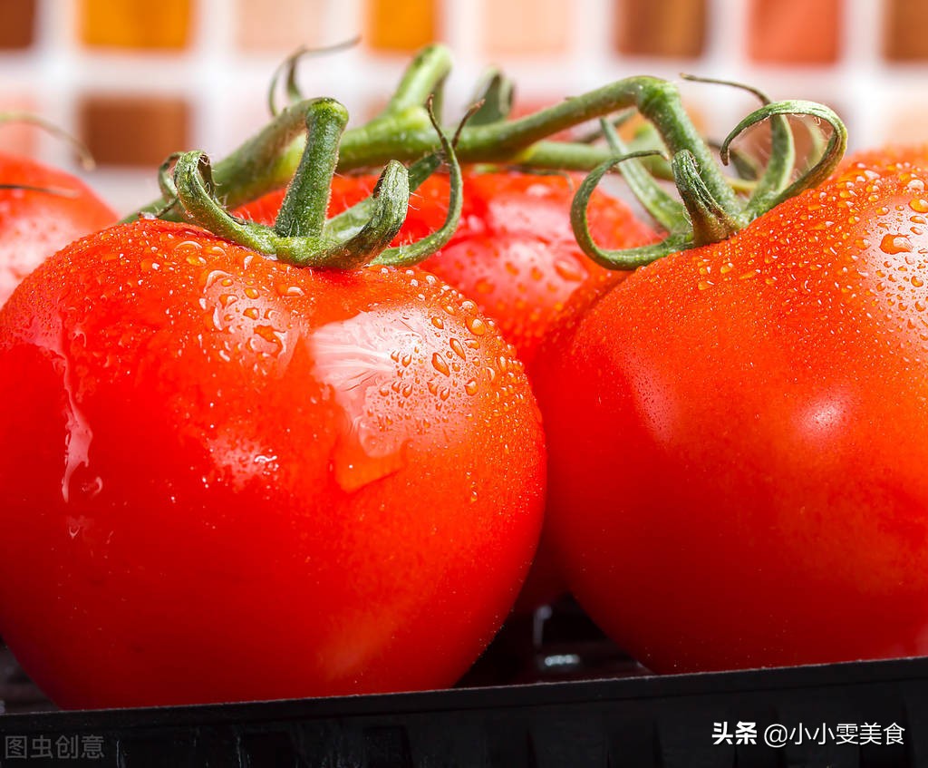 西红柿去皮别再用开水烫了，教你2招，简单快速不流汁，省时省力
