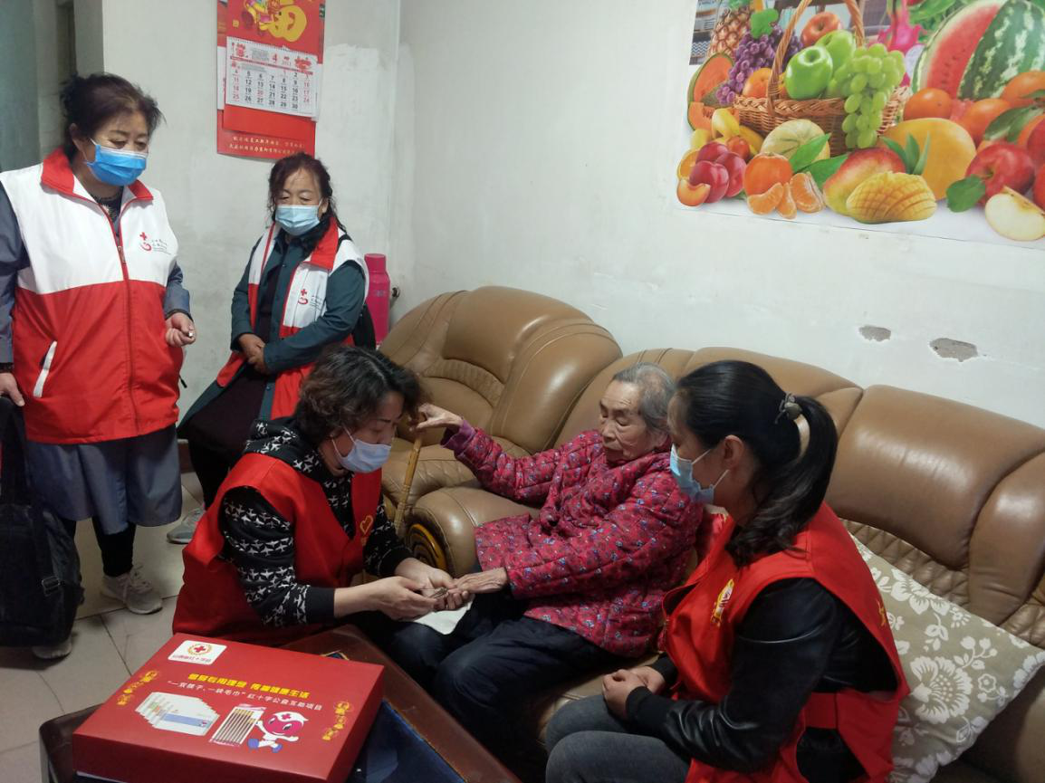 太原：志愿者联合社区慰问独居老人