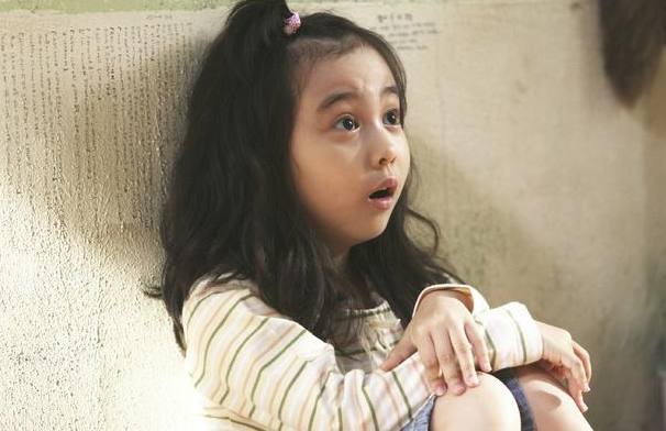 韩国电影《7号房的礼物》，小童星葛潇辕，今14岁已长成美少女