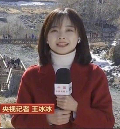央视最美记者王冰冰走红，穿老旧衬衣依旧甜美，传闻最近很受捧？